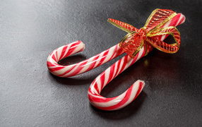 Два леденца перевязаны бантом на сером столе