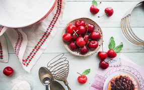 Мокрые ягоды черешни на столе с пирожным