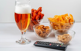 Пиво с закуской на столе  с пультом 