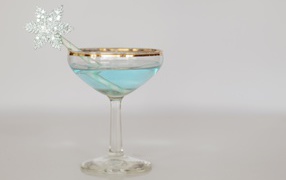 Голубой коктейль в бокале с трубочкой