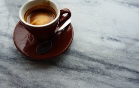 Коричневая чашка горячего кофе на столе 