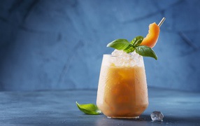 Холодный напиток со льдом в стакане 