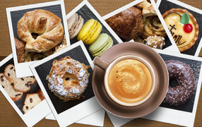 Чашка капучино на столе с фото десертов