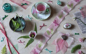 Чашка напитка на столе с лентами и украшениями