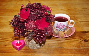 Чашка чая на столе с декором и свечой