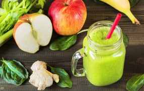 Зеленый смузи на столе с яблоками и имбирем