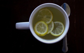 Зеленый чай с лимоном на черном фоне