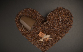 Сердце из кофейных зерен на сером фоне с кружками 