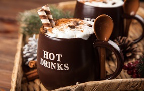 Горячий шоколад со сливками в большой коричневой чашке 