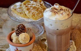 Горячий шоколад со сливками на столе с печеньем