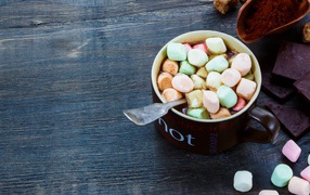 Горячий шоколад с маршмеллоу на столе с плитками