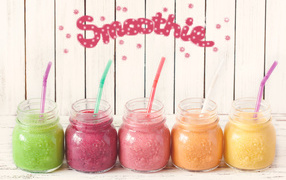Баночки с разноцветным смузи с трубочками