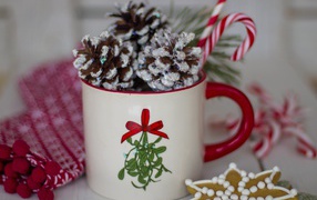 Кружка с декоративными шишками и конфетами