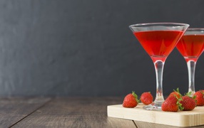 Клубничный коктейль на столе на сером фоне