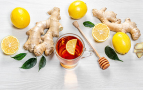 Чай в стеклянной чашке на столе с лимоном и имбирем 