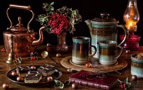 Стол на чаепитие с книгой и пирожными