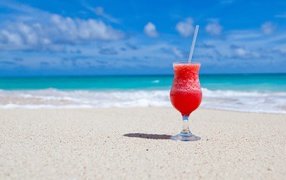 Тропический коктейль на песке у океана 