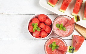 Два стакана смузи на столе с арбузом