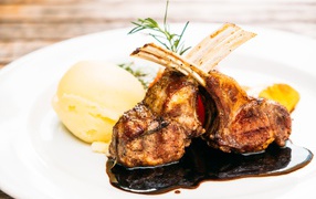 Аппетитные свиные ребрышки с пюре на тарелке 