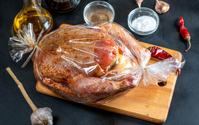 Курица в пакете готовится к запеканию 