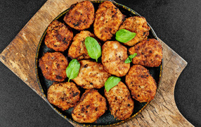 Котлеты в сковороде на столе