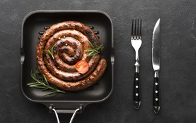 Вкусная запеченная домашняя колбаса на сковороде 