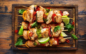 Вкусный куриный шашлык с овощами на шпажках