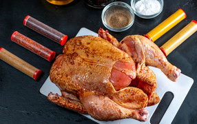 Сырая курица со специями на столе 