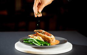 Рулет с зеленой фасолью на тарелке 