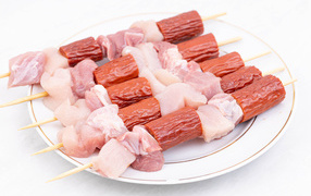 Шашлык из мяса и колбасок на шпажках 