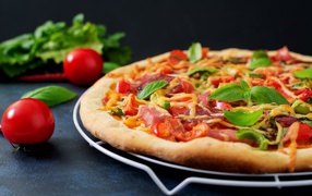 Аппетитная пицца с беконом и розмарином