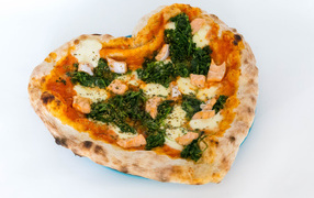 Пицца с рыбой и сыром в форме сердца на белом фоне