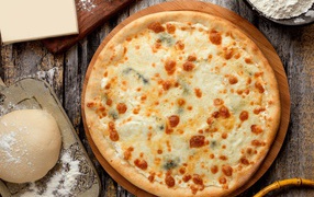 Горячая аппетитная пицца с сыром на столе