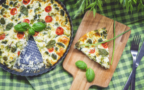 Пицца с помидорами, брокколи и базиликом