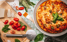 Румяная пицца на столе с сыром и помидорами