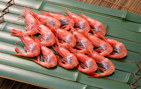 Вареные креветки на бамбуковой тарелке