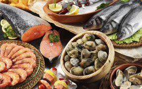 Мидии, креветки и свежая рыба на столе 