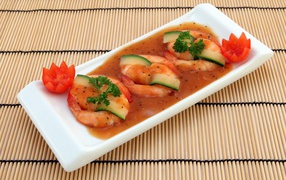 Креветки с огурцом в соусе на столе 