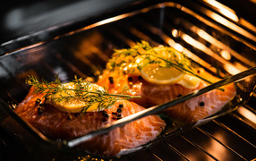 Кусочки красной рыбы на противне с лимоном 