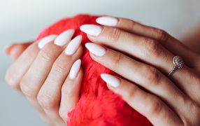 Красивый маникюр на руках у девушки 