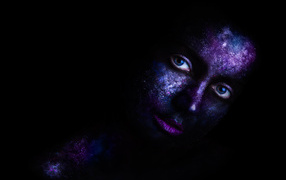 Девушка с красной на лице на черном фоне