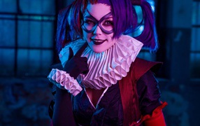 Девушка в костюме Харли Квин косплей 