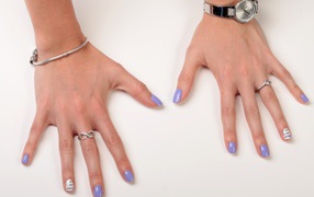 Маникюр на руках с часами и украшениями