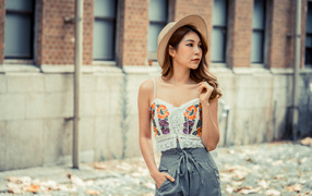 Взгляд длинноволосой азиатки на улице осенью 