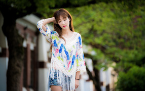 Девушка азиатка в красивой разноцветной кофте