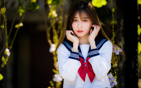 Девушка азиатка в рубашке с бантом 