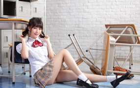 Девушка азиатка в школьной форме в классе