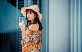 Девушка азиатка в шляпе летом 