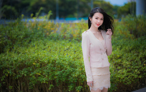 Девушка азиатка с очаровательной улыбкой в костюме 