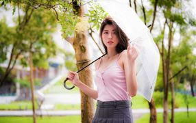 Девушка азиатка с зонтом руке 